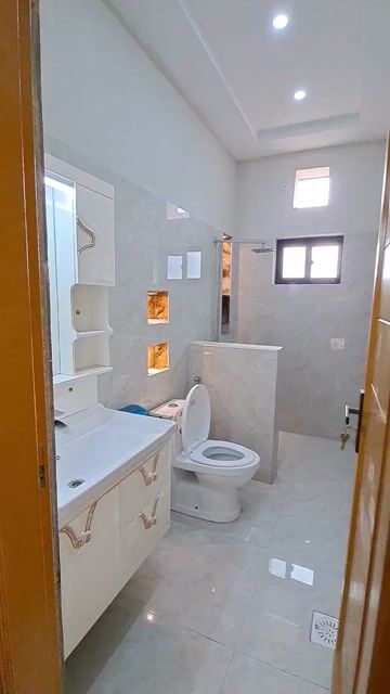 Gloosy Bathroom Interiors With Glossy Tiles | Material Depot